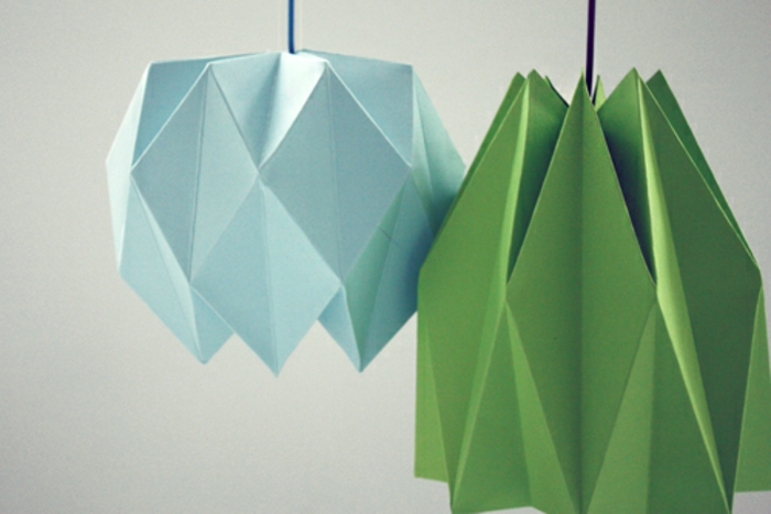 Lampen selber machen: Lampenschirm aus farbigem Bastelpapier, Origami-Falttechniken, grünes Papier, blaues Papier