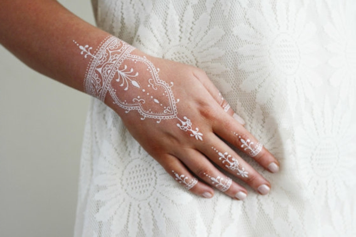 weißes Henna, Brauttattoo auf der Haut mit kleinen Punkten nach der indischen Tradition