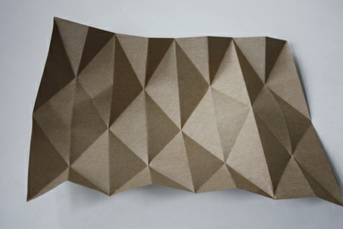 Lampe selber bauen: DIY Origami-Lampenschirm aus braunem Bastelpapier, Origami falten