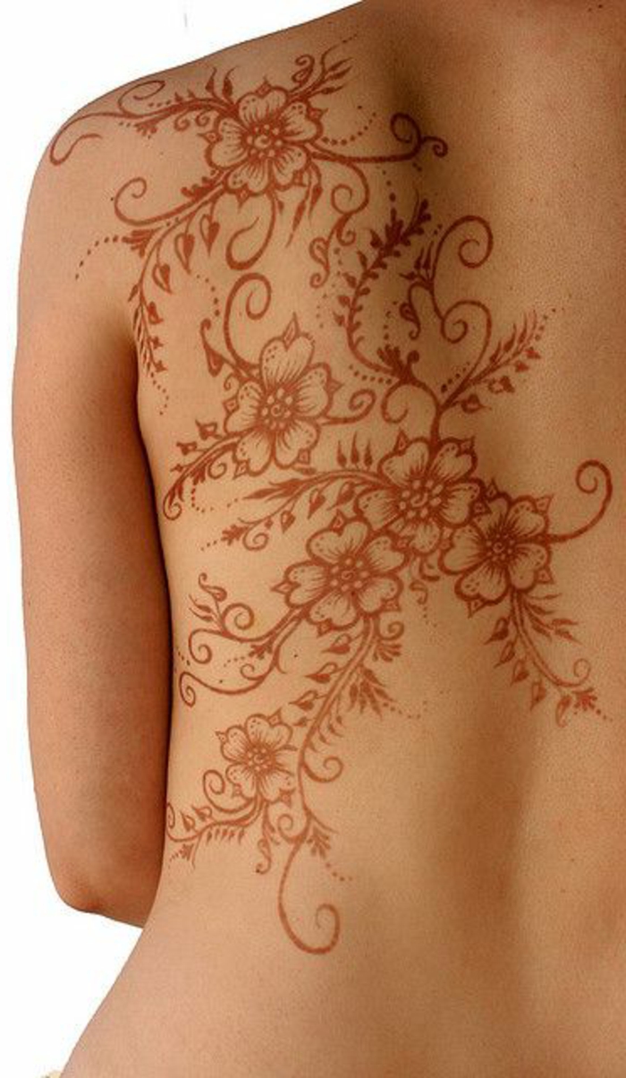 Henna Farbe: rote Henna Tätowierung, Blumentattoo, Blumenmotive, florale Motive in roter Farbe, Rückentattoo