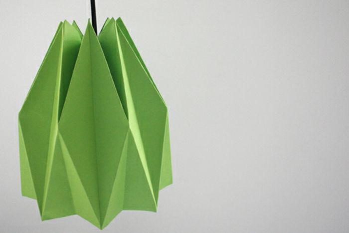 Lampe selber bauen: Lampenschirm aus grünem Bastelpapier basteln, Origami-Falttechnik