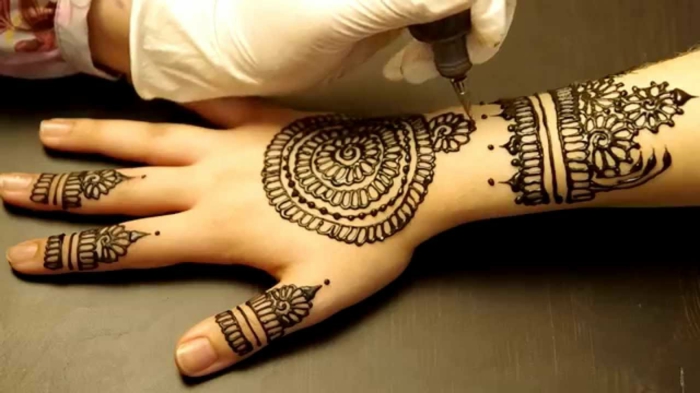 DIY Henna Tätowierung, Tätowierungstechnik mit Henna Farbe, Fingertatto und Handttattoo für Frauen