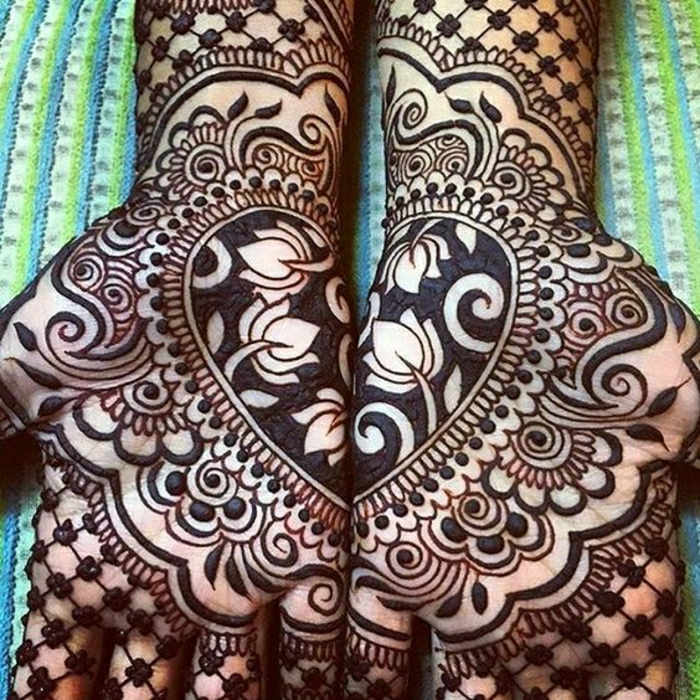 Reverse Henna Handtattoo in der Form eines Herzens, viele Blumen, Tulpen, ornamentale Tattoos für Frauen