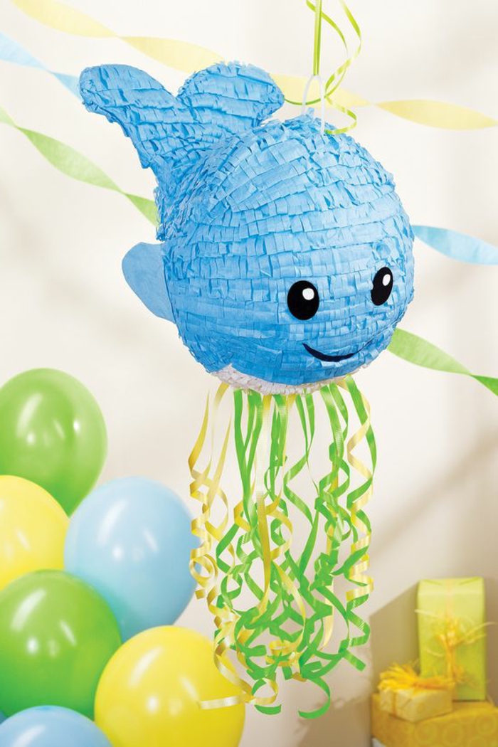 pinata basteln - blauer fisch, schleifen, luftballons, geschenke