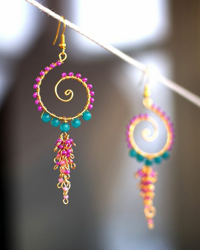 DIY Schmuck: Schnecken-Ohrringe aus Schmuckdraht mit Goldfarbe, pinken und blauern Perlen