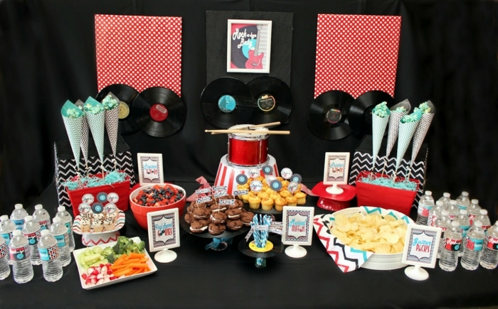 50er Jahre Party mit vielen Süßigkeiten. Schallplatten Deko und einen Trommel