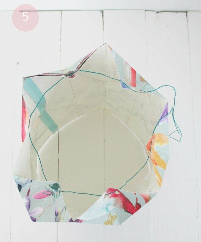 Lampenschirm selber machen, Origami basteln, auf Bastelpapier nähen, grüner Faden, ovale Form