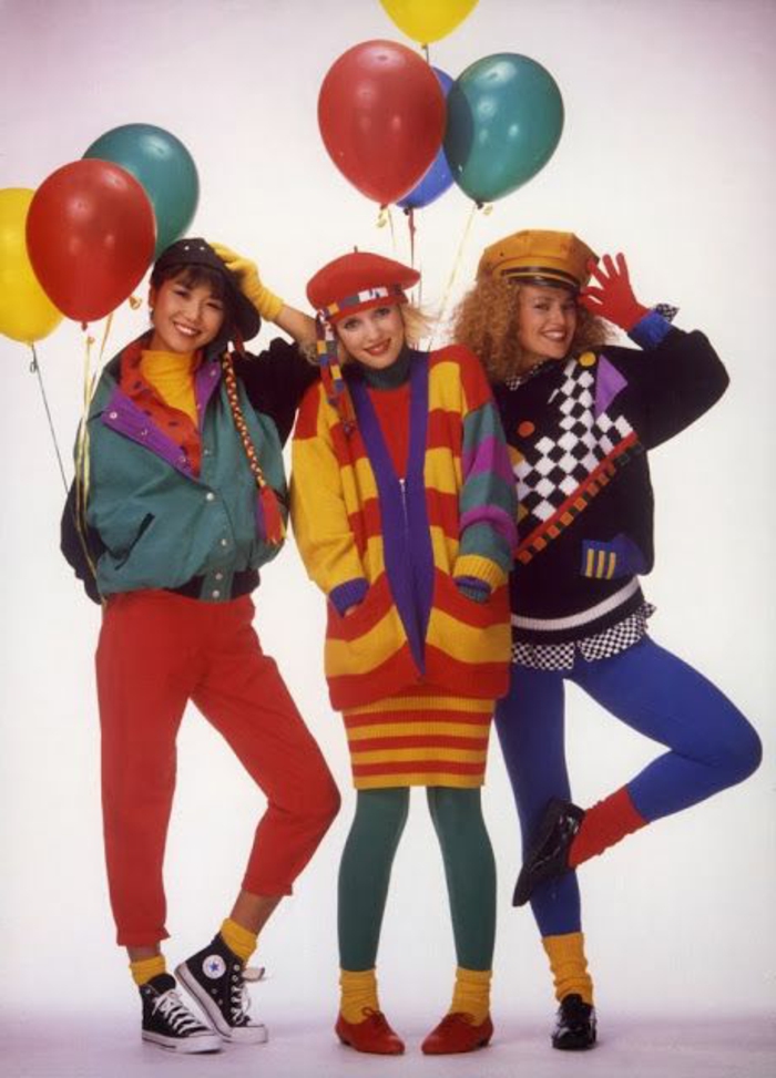 80er Kleidung - Poppers-Stil, bunte Musterkleider und farbige Leggings und Socken, Schirmmützen in grellen Farben