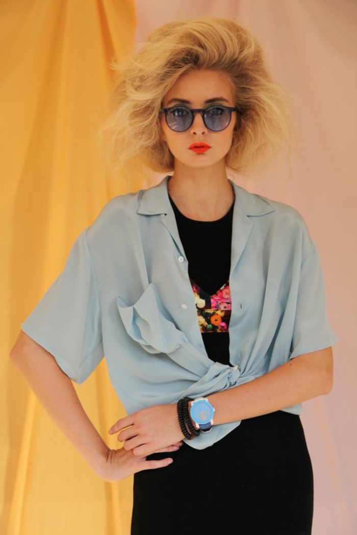 80er Jahre Outfit für Frauen mit oversized Hemd in hellblau und schwarzem T-Shirt mit Print, riesige Sonnenbrille, Neonlippenstift