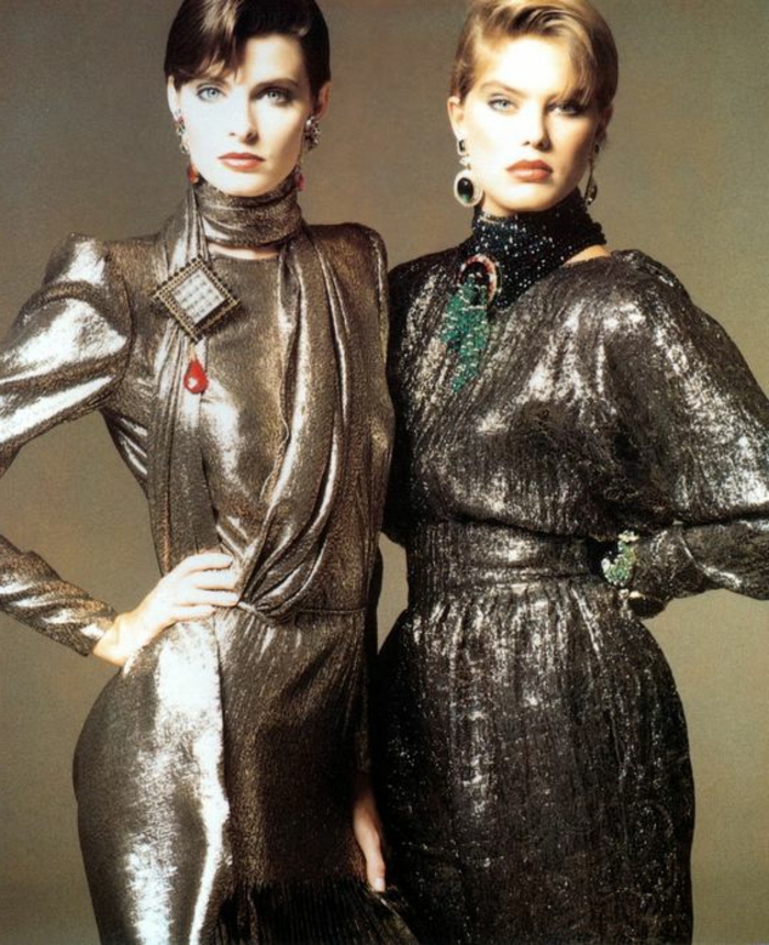 Kleidung 80er - Frauen in Glitzerkleider mit riesigen Accessoires und großen runden Ohrringen