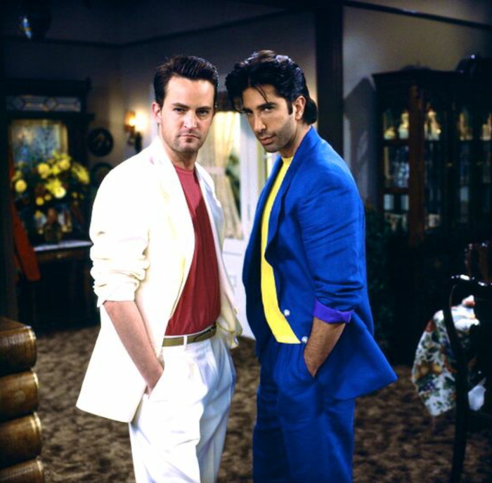80er Jahre Outfit Friends - weißer Anzug mit roter Bluse, blauer Anzug mit gelber Bluse, Matthew Perry, David Schwimmer