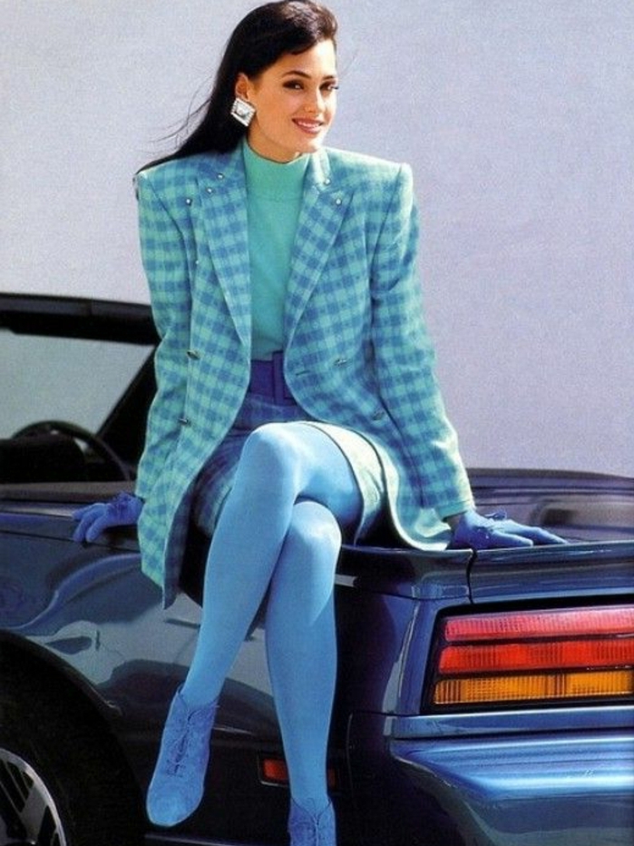 oversized Schulterpolster für Business-Damen, kariert, Bluse in Türkisfarbe, blaue Leggings, blaue Schuhe, große Ohrringe