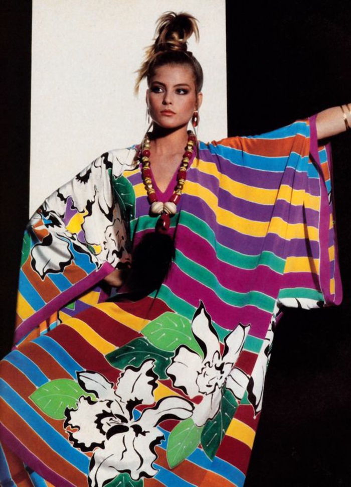 80er Mode für Frauen - buntes langes Kleid mit Streifenmuster und Blumenprints, riesige Halskette aus Holzperlen
