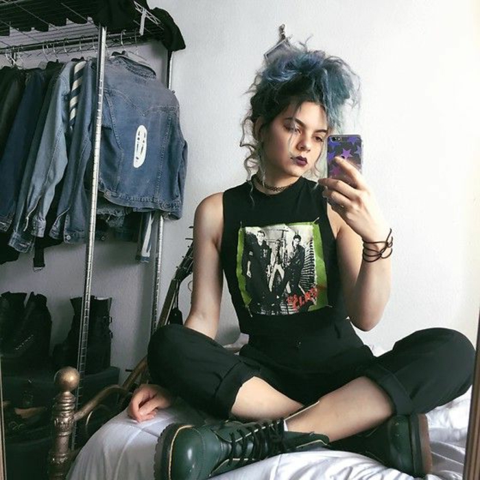 die Punk Mode in den 80er Jahren - Punk-Mädchen mit schwarzer Hose und grünen Lederschuhen, Shirt mit Print der Lieblingsmusikband