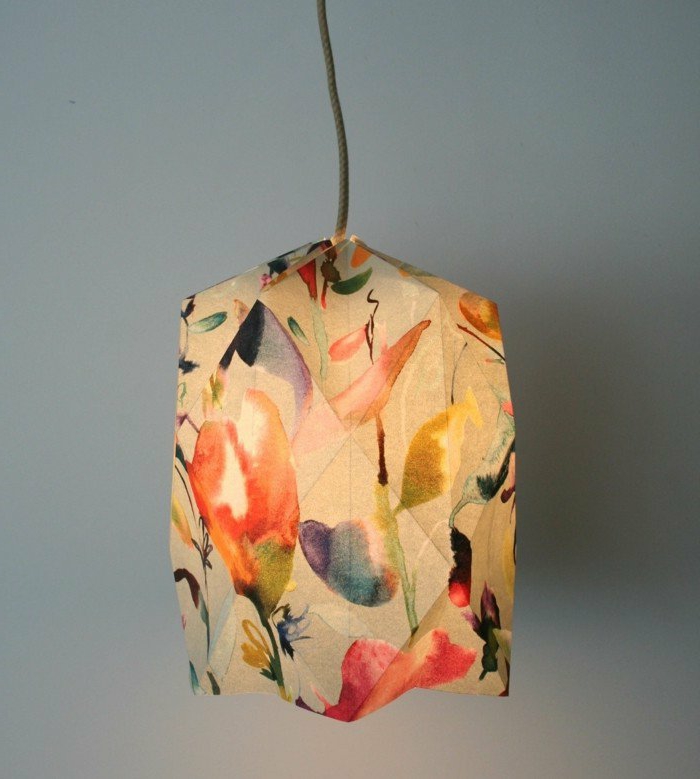 ein interessantes Modell Lampenschirm aus buntem Bastelpapier, gefaltet mit einer Origami-Falttechnik