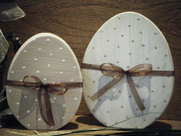 Eier-Set aus Holz dekorativ mit schönen Schleifen