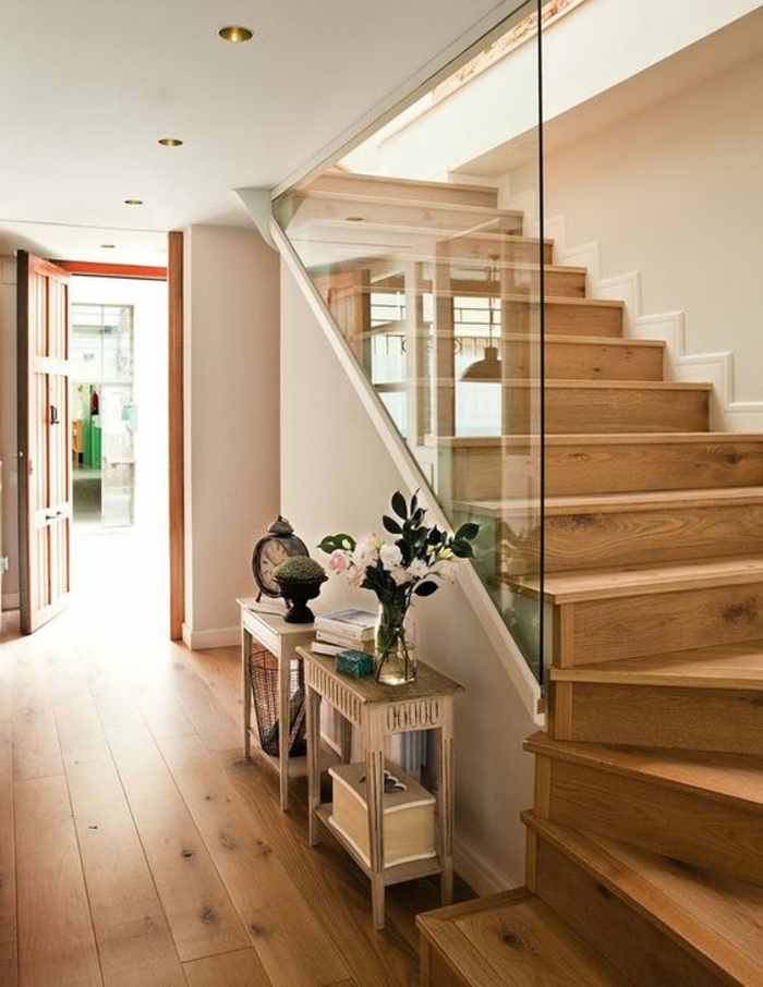 Holztreppe mit Glaswand Treppenaufgang gestalten