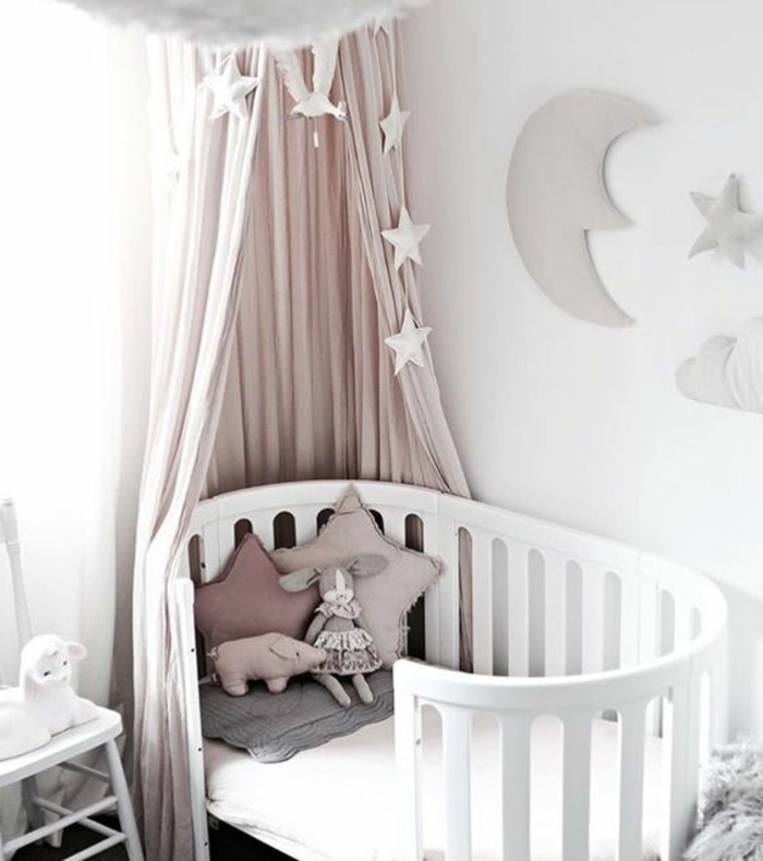 babyzimmer mädchen dezent und einfach deko in grau und hellrosa dekokissen spielzeug kuscheltier