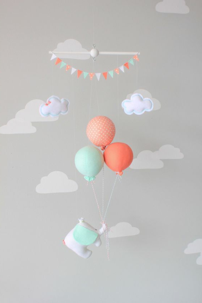 babyzimmer mädchen graue wand wolken spielzeuge für babys elefant fliegt mit den luftballoons deko