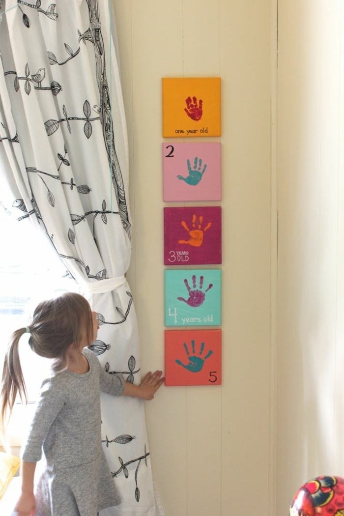 babyzimmer grau rosa ideen deko gestaltungsidee erinnerungen jedes jahr ein bild schaffen hand baby kind