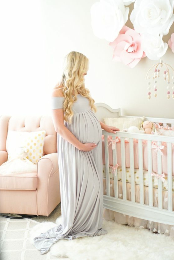 babyzimmer grau rosa idee gestaltung einfach dezent mutter schwanger geht wartet auf ihr baby deko rosen papier