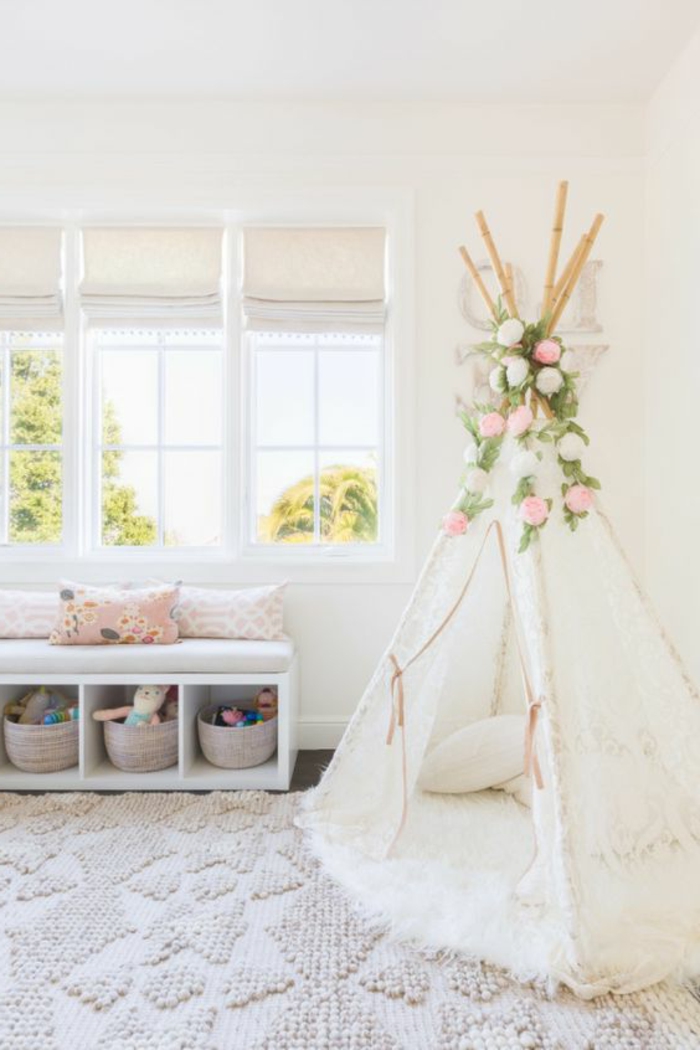 babyzimmer grau rosa dezentes interieur design im kinderzimmer vom mädchen weiße zelt aus spitze dekoblumen