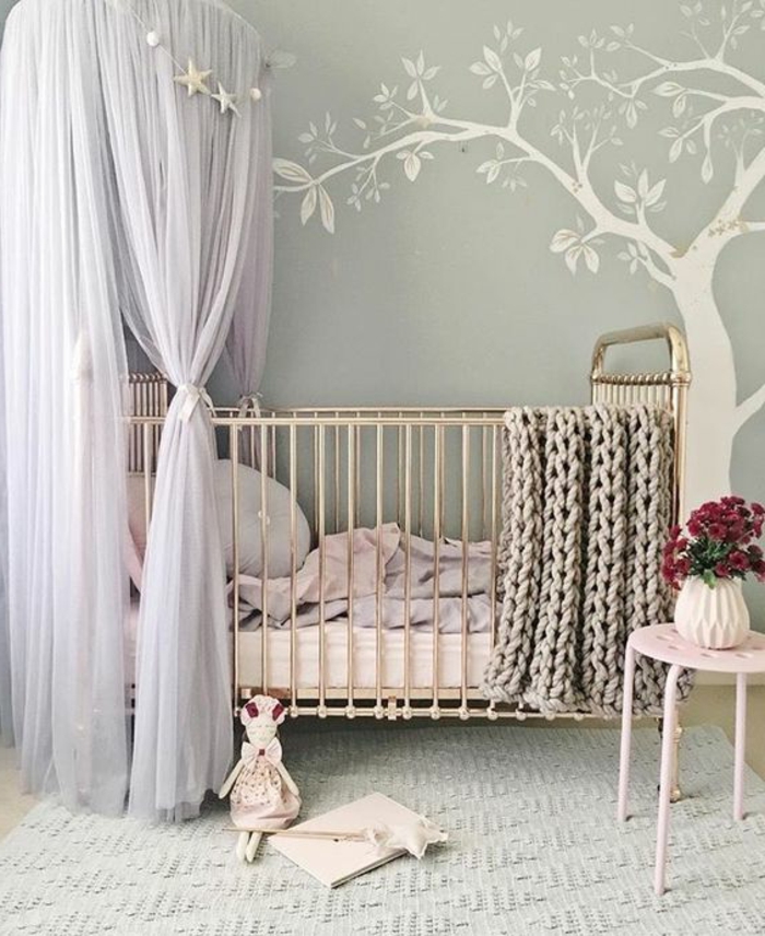 babyzimmer grau rosa gestaltungsideen gestrickte decke baum wanddeko vorhänge über dem bett blume