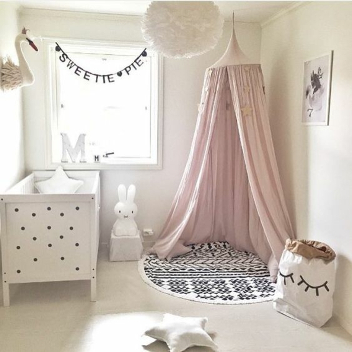 babyzimmer mädchen einrichtung in weißer farbe rosa spielecke hase kuscheltier stern kissen 
