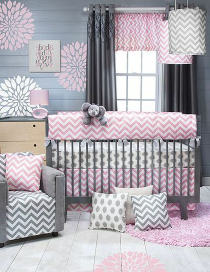 babyzimmer mädchen grau rosa weiß farben im zimmer babybett kissen design blumen wanddeko elefant