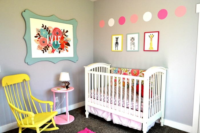 babyzimmer mädchen einfaches design tolle dekoration buntes bild bunte punkte bilder gepunktete wand gelber sessel