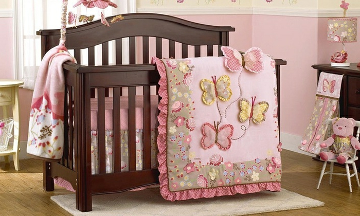 babyzimmer mädchen braunes babybett hölzern rosa decke schmetterlinge dekoration decke selber nähen 