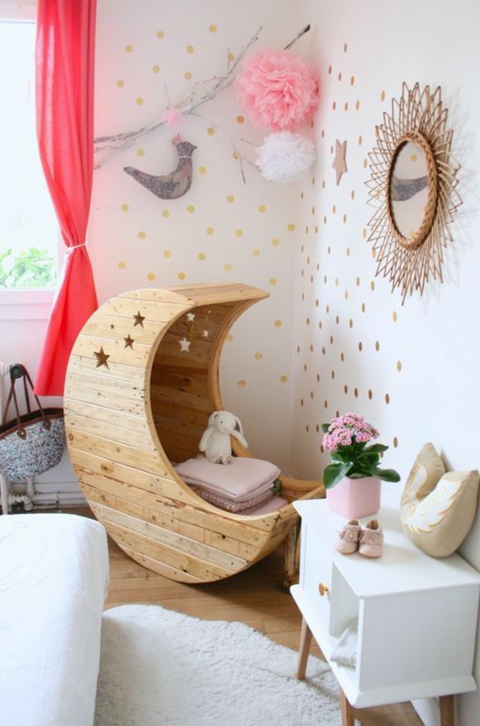 babyzimmer mädchen tolle design ideen spiegel goldene farbe mond form des betts babybett rosa blume taube deko
