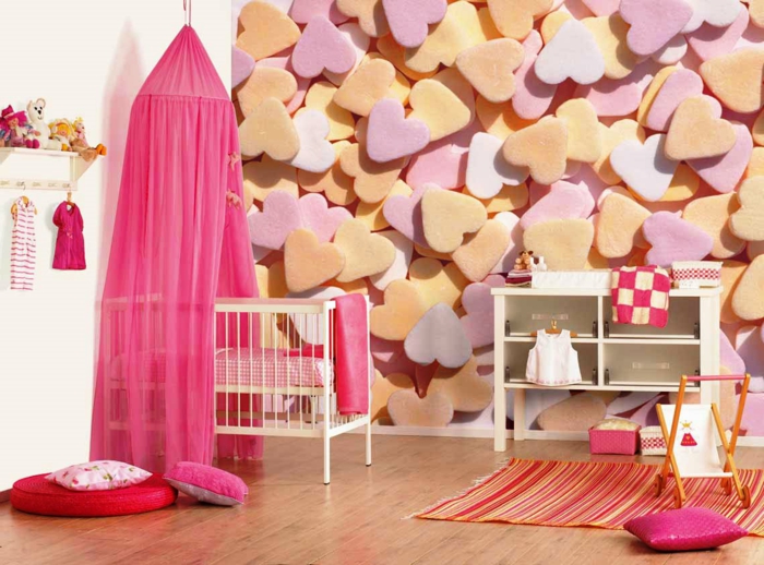 babyzimmer mädchen mit herzen dekorieren zyklame farbe bett kissen herzen babyklamotten an der wand