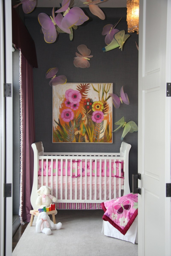 babyzimmer grau rosa graue wand mit bunter dekoration bild in tollen farben rosa orange kuscheltiere schmetterling