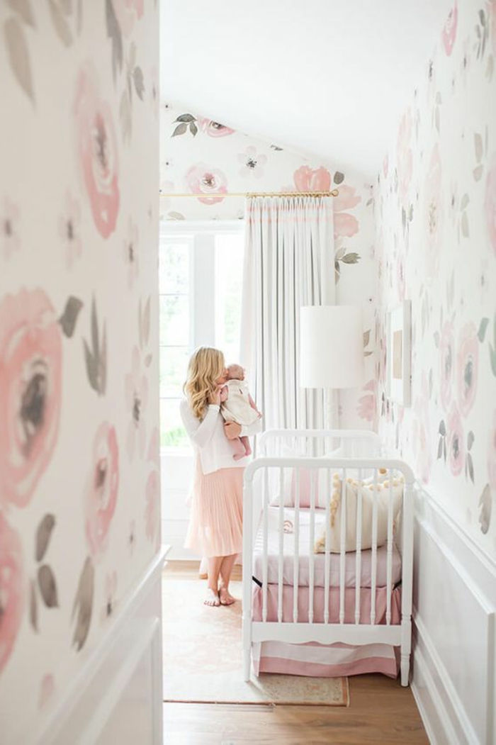 kinderzimmer einrichtung wandgestaltung in weiß und rosa grau rosen deko für wand mutter mit dem kind 