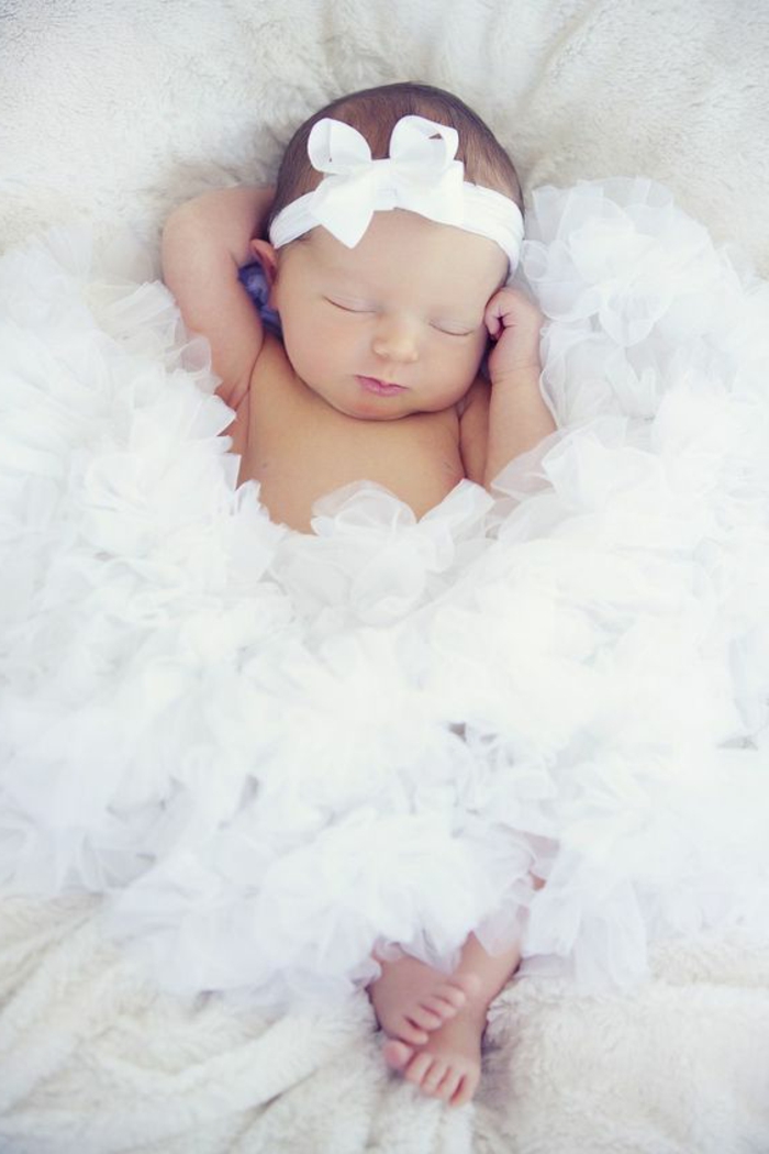 kinderzimmer dekoration baby zimmergestaltung in weiß engel schleife für baby kopf weißes kleid decke
