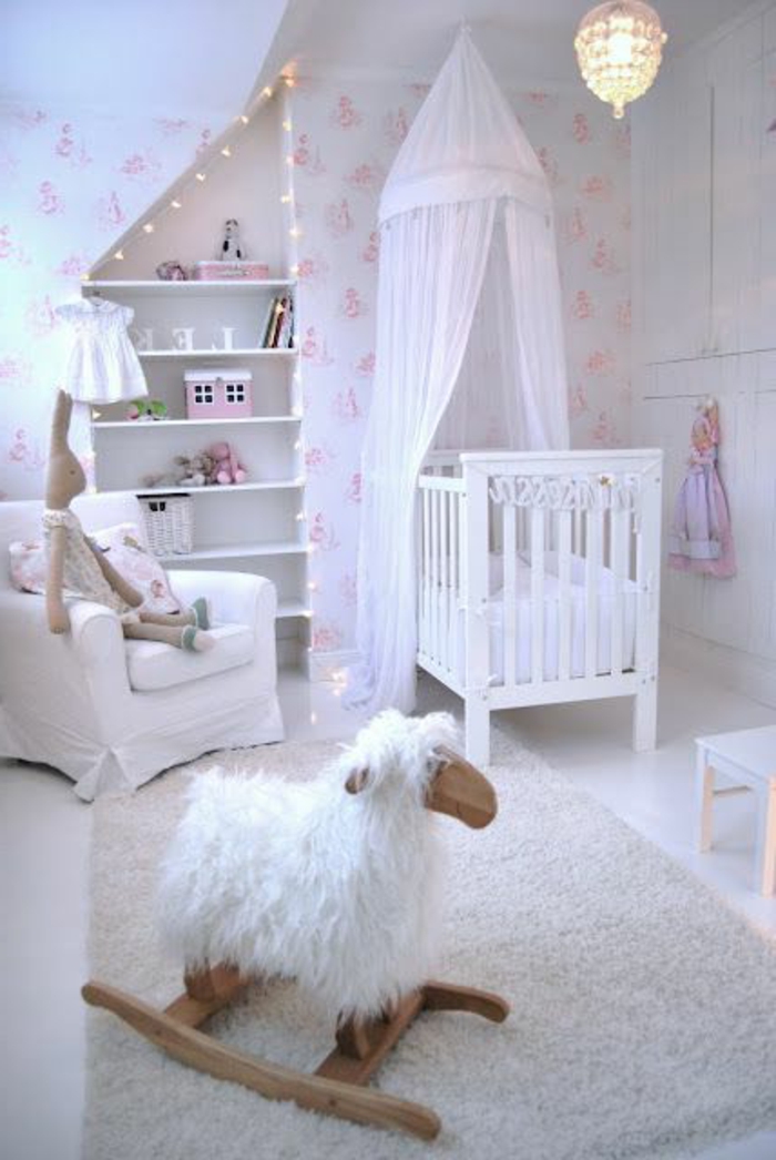 kinderzimmer gestalten in weiß schrank schubladen babybett deko spielzeuge weiße einrichtung für babyzimmer