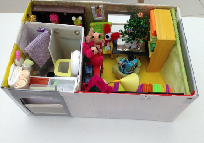 ein Haus für die kleinen Puppen mit Flur, Wohnzimmer und Badezimmer aus Schuhkarton basteln