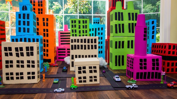 eine Stadt aus Schuhkartons basteln mit Straßen und Spielautos, perfekt für Kinder
