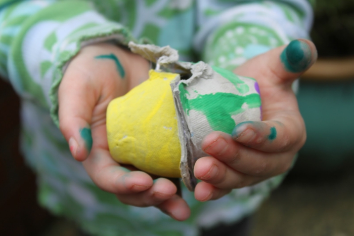 schmutzige Hände von Kind das zwei Eierkartons trägt - Osterbasteln mit Eierkarton