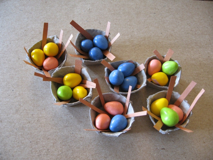 Körbchen Basteln mit Eierkarton Ostern Schokolade Eier in viele Farben