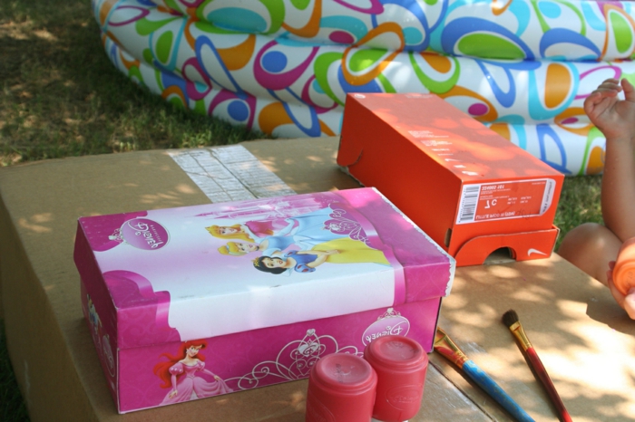 Basteln mit Kinder - eine Schachtel mit Disney Prinzessinnen beklebt 