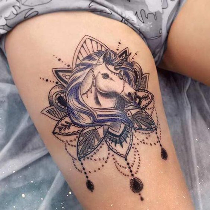 bein tattoo, einhorn, lila und schwarz,weibliche tattoo-motive, tattoo am oberschenkel