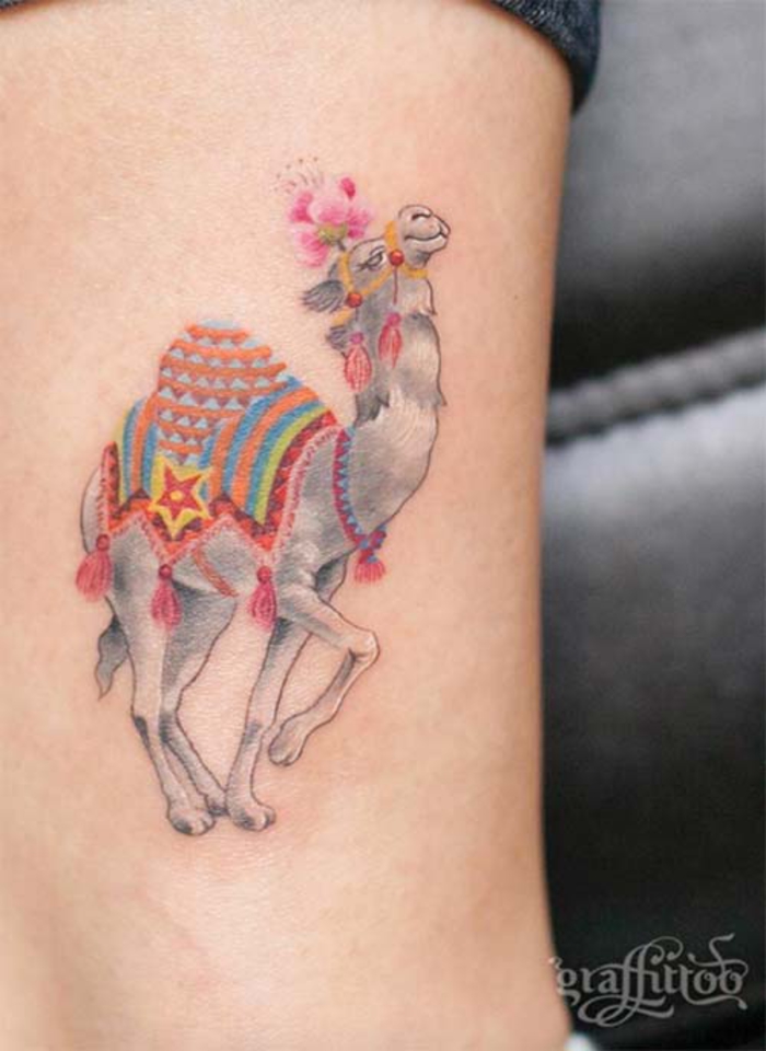 tattoo am knoechel, bein tattoo, kamel, bunt, weibliche motive