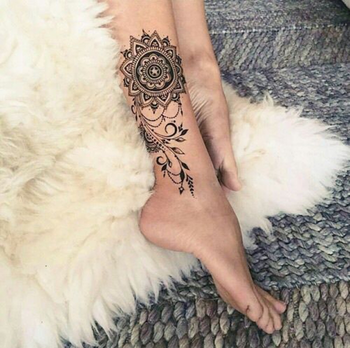 tattoo am bein, mandala, weibliche motive, schwarz, fuer frauen
