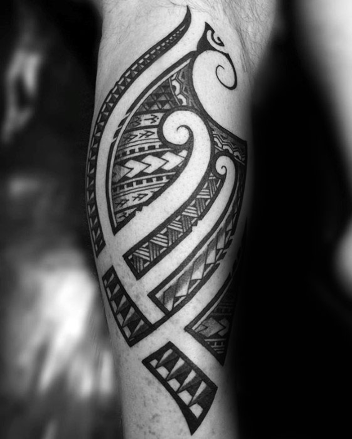 tattoo an der wade, tattoo motive fuer maenner, tribal design, polynesische motive