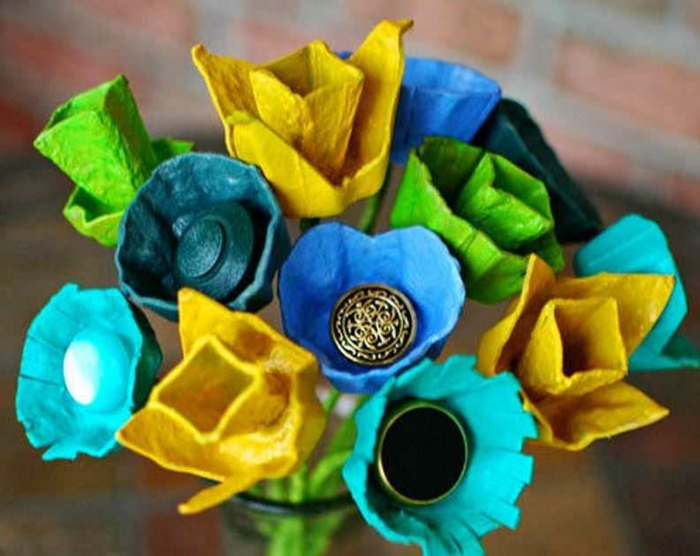 in einer Vase schöne Blumen aus Eierkarton gestalten - bunte Farben