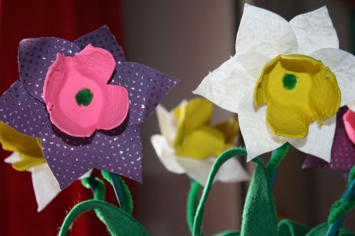 Blumen aus Eierkarton mit Papierblättern und Staubblätter aus Eierbecher