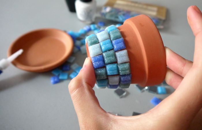 blumentöpfe selber machen schönes design für blumentopf aus blauen steinen pooldeko idee auf topf stellen
