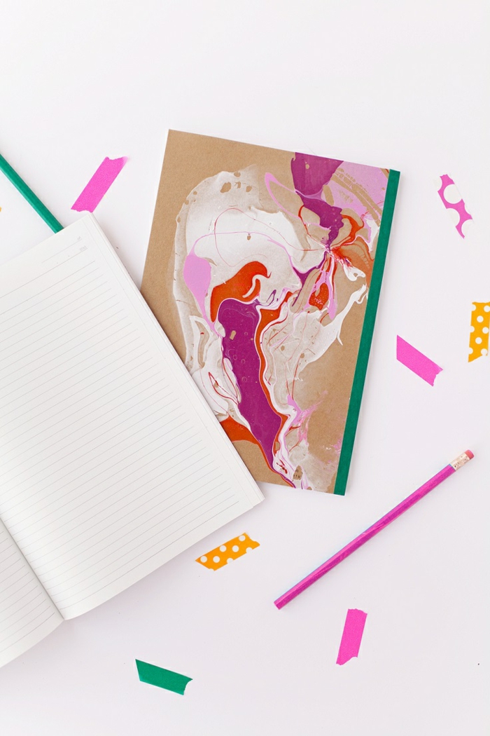 Schulmaterialien - Heft und Bleistift in einer Farbe - rosa Verzierung mit Nagellack